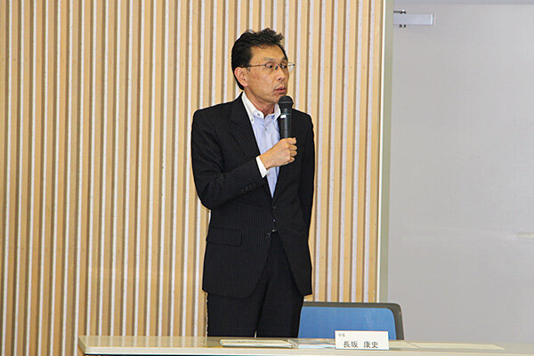 挨拶を行う長坂学長