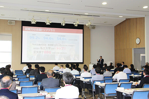 学生の受賞実績や大学の取り組みについて説明する林副学長