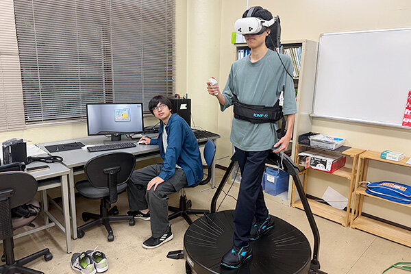 歩行型VRを用いたデジタルミュージアムを体験している様子
