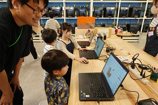 レーザーカッターで加工するデータをPCで作成