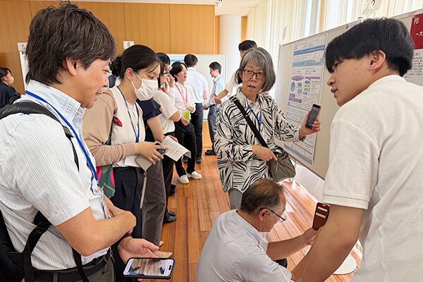 研究内容について説明し、来場者と意見交換を行う大本さん