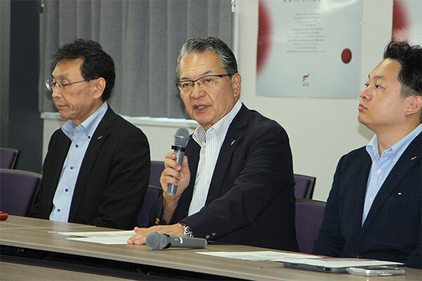 「地方大学ならではの強みと存在感を発揮してほしい」とエールを送る鶴理事長