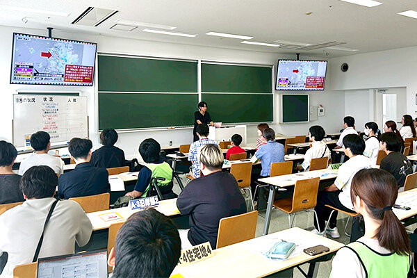 ワークショップの概要を説明する学生ファシリテーター