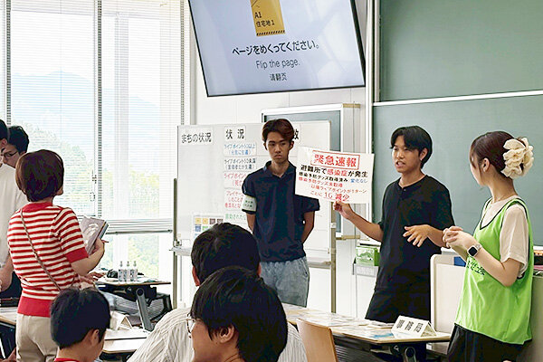 参加者にルールを説明しながら進行する学生スタッフ
