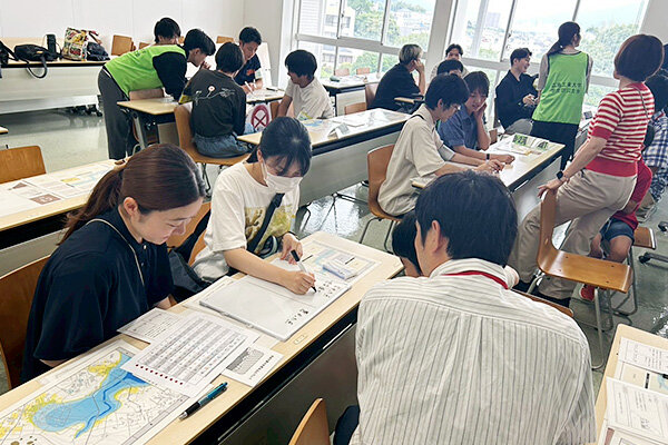 ゲームを通じて感じたことをグループごとに話し合う参加者