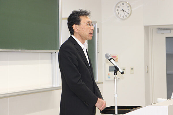 「失敗を恐れず、ぜひチャレンジしてほしい」と学生たちへエールを送る長坂学長