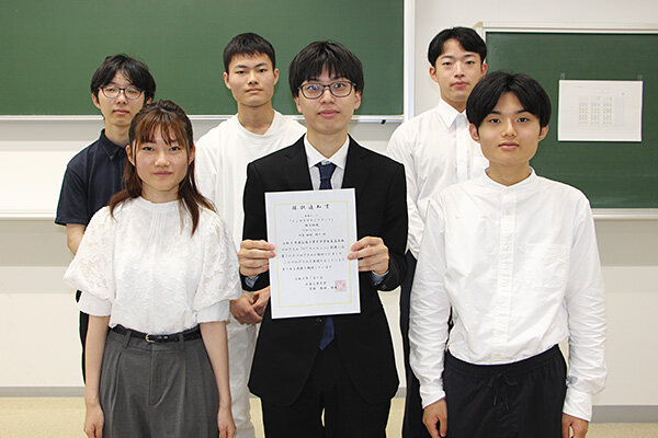 「多くの人が楽しめるインタラクティブアートを制作したい」と意気込みを語る『TEAM Effector』
