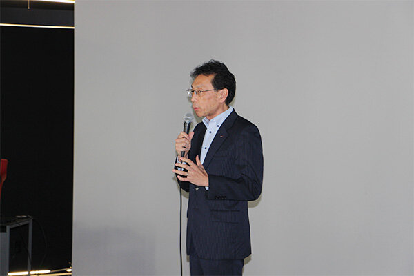 冒頭では長坂学長が挨拶、ものづくり教育の発展への期待を語った