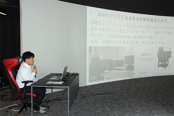 宮島の町家を再現した模型製作の取り組みを紹介する岡原先生