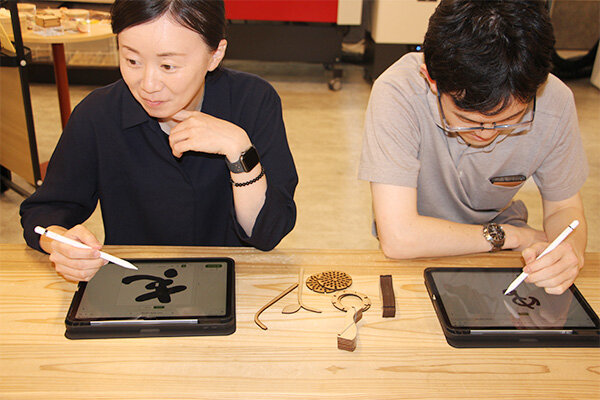 タブレットを使って花をデザイン