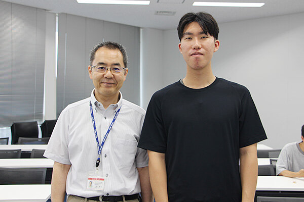 9か月間の派遣留学を終えて帰国した（右から）濱さんと三熊祥文国際交流センター長