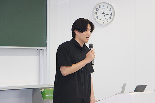 現地で体験したキリスト教文化について紹介する宮尾さん
