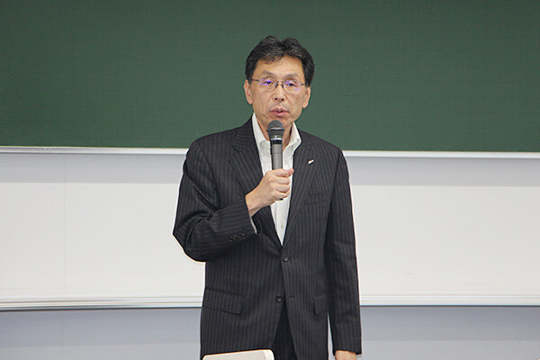 留学で身につけた経験を今後の成長につなげるようエールを送る長坂学長