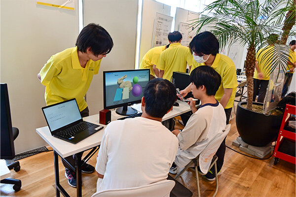工学部 電子情報工学科電子情報工学コースでは、バーチャルな世界の触感をリアルに再現するハプティクスデバイスを体験