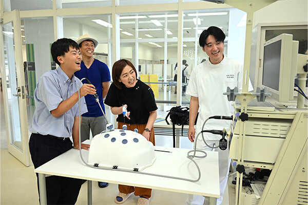 臨床工学技士を育成する工学部 電子情報工学科臨床工学コースでは、小型カメラで体内を観察する内視鏡の操作に挑戦