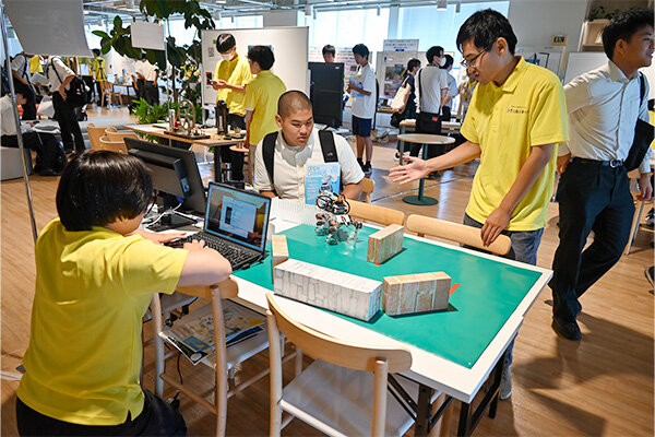 工学部電気システム工学科ではロボット犬の動きのプログラミングを体験
