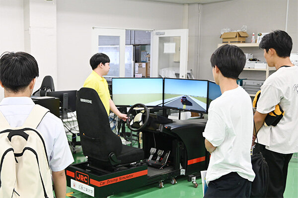 機械工学だけでなくプログラミングやデザインも学ぶ工学部機械情報工学科では、自動運転システムのデモンストレーションを披露