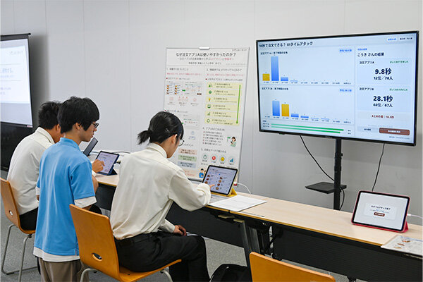 情報学部情報システム学科では、ユーザーインターフェース（UI）の重要性を実感できるアプリ注文のタイムアタックを実施