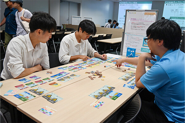 情報マネジメントと経営工学を融合して学ぶ情報学部情報マネジメント学科では、経営戦略カードゲームを通して経営戦略を立てる楽しさを体感