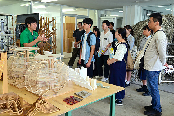 環境学部建築デザイン学科では、デジタル技術と工作機械を活用したものづくりに取り組む「デジタルファブリケーションラボ」を見学
