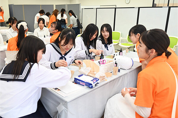 JCD（女子学生キャリアデザイン）センターでは、レジン体験を楽しみながら、アルバイトやサークル活動など学生生活に関する疑問に回答