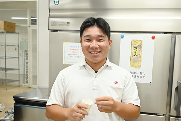 改﨑さんは第一志望の食健康科学科を見学し、イメージしていた学びを実際に体験できたと話してくれた