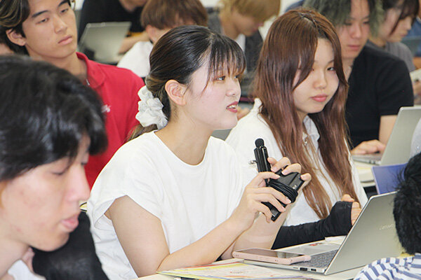 各企業へ質問をする学生