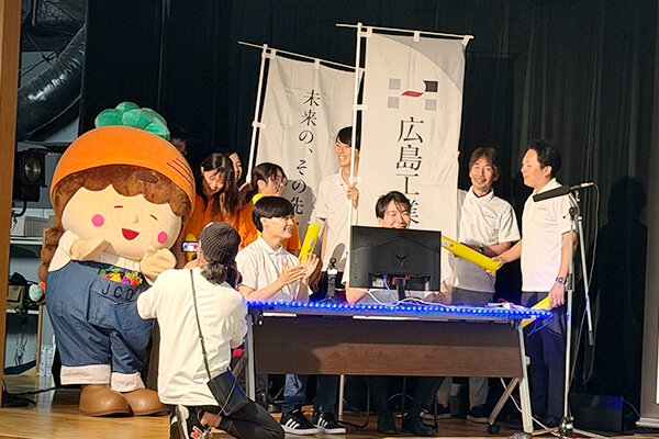 JCDセンターの学生や職員も応援に駆け付けた