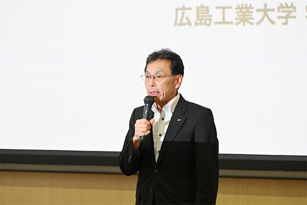 新学舎1階へのFab Lab開設計画を紹介する長坂学長