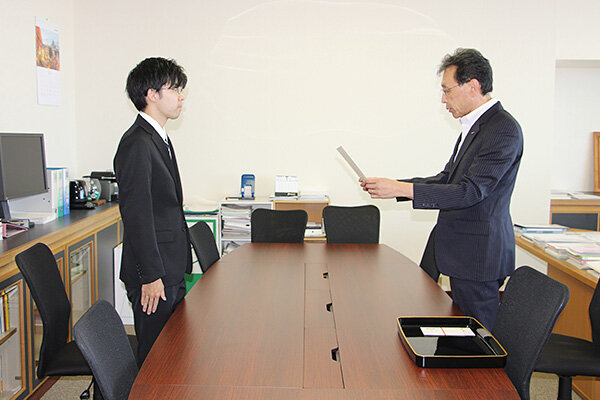 長坂学長からの表彰状の授与