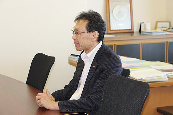 守友さんの行動を称える長坂学長