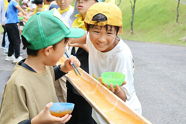 大自然の中で味わう流しそうめん
