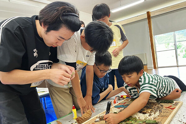 チームで相談しながら作品を制作