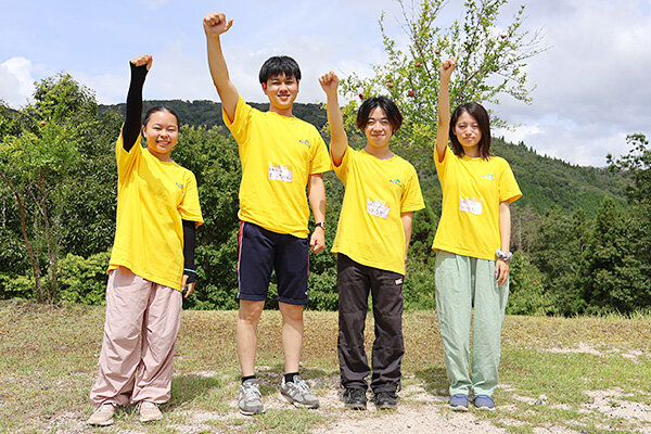 ボランティアスタッフとして参加した学生たち（左から河根さん、沖野さん、江口さん、岡村さん）