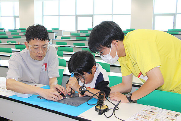 お米くらいの小さな電子部品を使ってラジオを作る「ラジオをつくってカープを応援しよう！」