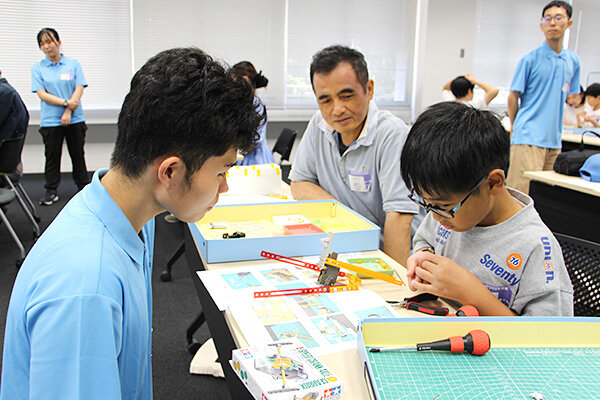 お気に入りのメカを選んで制作する「歩くロボットを作ろう！」