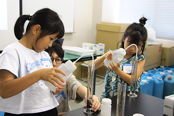 家庭にある油を使ってセッケンを作る「油からセッケンをつくろう」