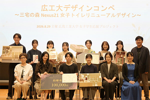 特別審査員に俳優の田中道子さんを迎え、最終審査に残った5組がプレゼンテーションを行った