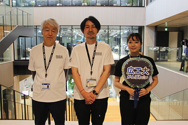 大会期間中、本学チームをサポートしてくださった金居さん（中央）をはじめ、モルテンの皆さま