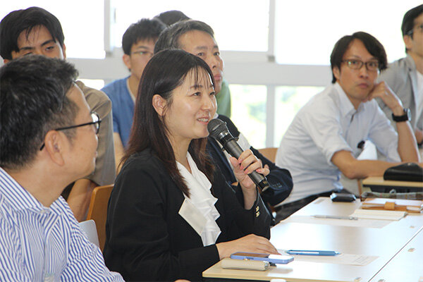 発表後には企業担当者から多くの質問や助言が寄せられた