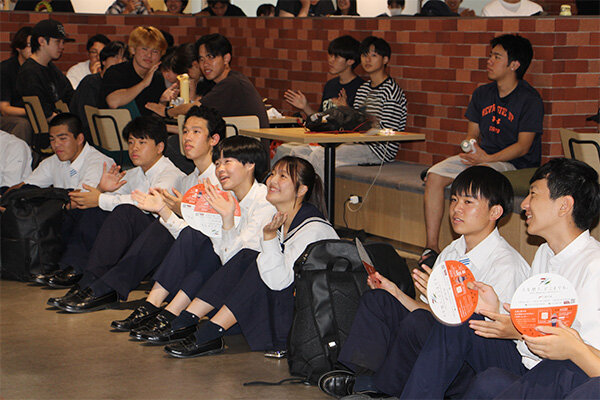 キャンパス見学会で来学した山陽高等学校の生徒もライブを楽しんだ