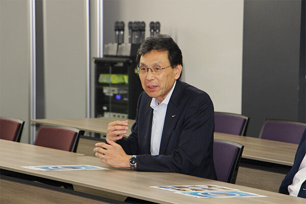 仲間の思いを乗せて飛行できたことに誇りを持ち、来年も挑戦してほしいと語る長坂学長
