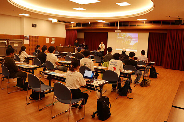 森林資源の活用や林業の最新動向について学ぶ学生たち