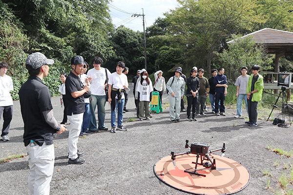 森林管理の現場で活用されるドローンの飛行を見学