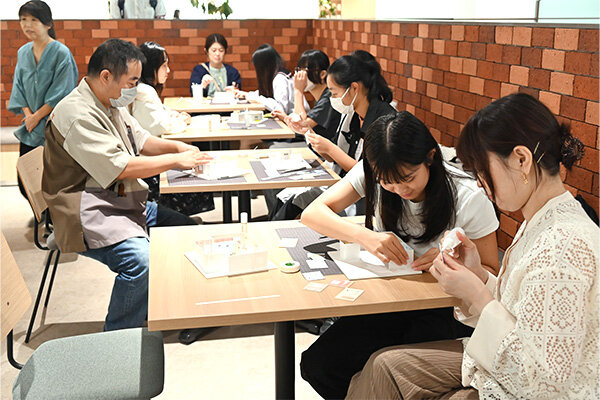 模型制作を通して建築の学びに触れる参加者