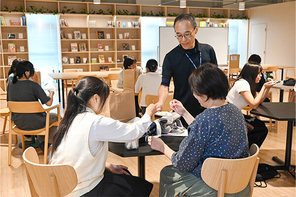 本学の設備でフリーズドライ加工した食品を試食