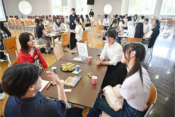 女子学生との会話を通して大学生活を身近にイメージ