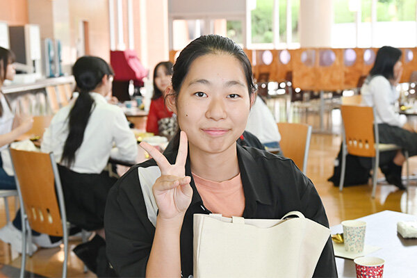 女子学生との交流会で会話に花を咲かせた阿部さん