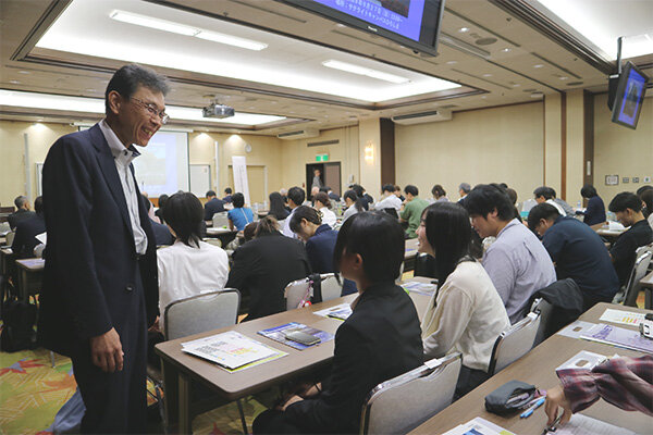 当日は長坂学長も会場で発表を聴講し、学生に激励の言葉を送った
