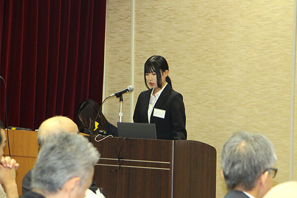 産学官連携プロジェクトの背景や商品化までの過程、成果について発表する青原さん